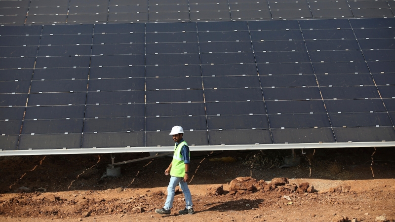 Indijski uredan energetski bum usporava kako se potpuno novi solarni zadaci odgađaju.  Stručnjaci tvrde da može odabrati rezervnu kopiju