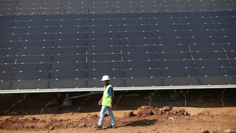 Indijski uredan energetski bum usporava kako se potpuno novi solarni zadaci odgađaju.  Stručnjaci tvrde da može odabrati rezervnu kopiju